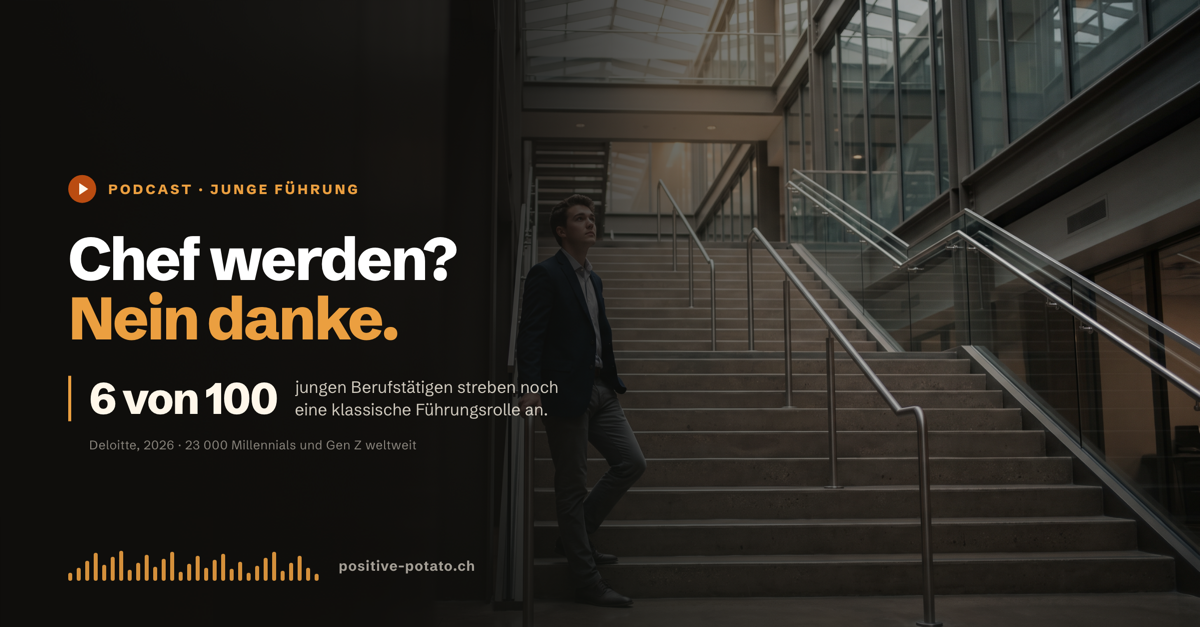 Podcast-Cover: junger Mann am Fuss einer leeren Bürotreppe blickt nach oben, Titel «Chef werden? Nein danke.»