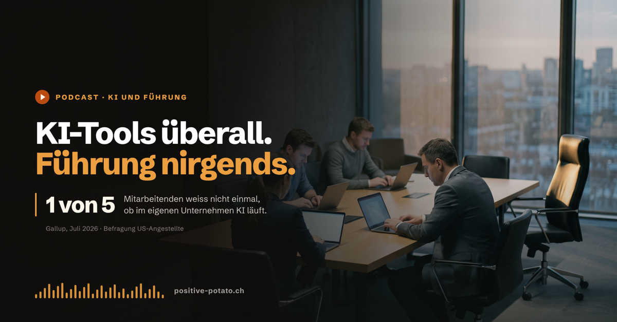 Podcast-Cover: Grossraumbüro mit Laptops, Titel «KI-Tools überall. Führung nirgends.»