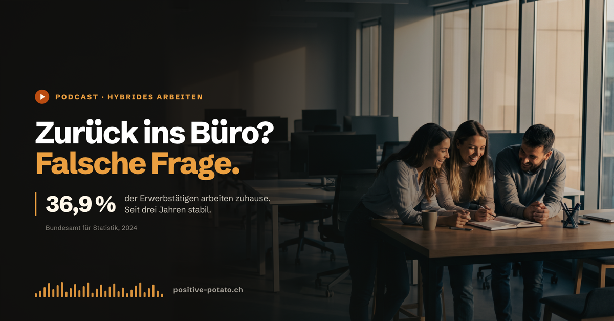 Podcast-Cover: halbleeres Grossraumbüro im Nachmittagslicht, drei Personen im Gespräch an einem Tisch, Titel «Zurück ins Büro? Falsche Frage.»